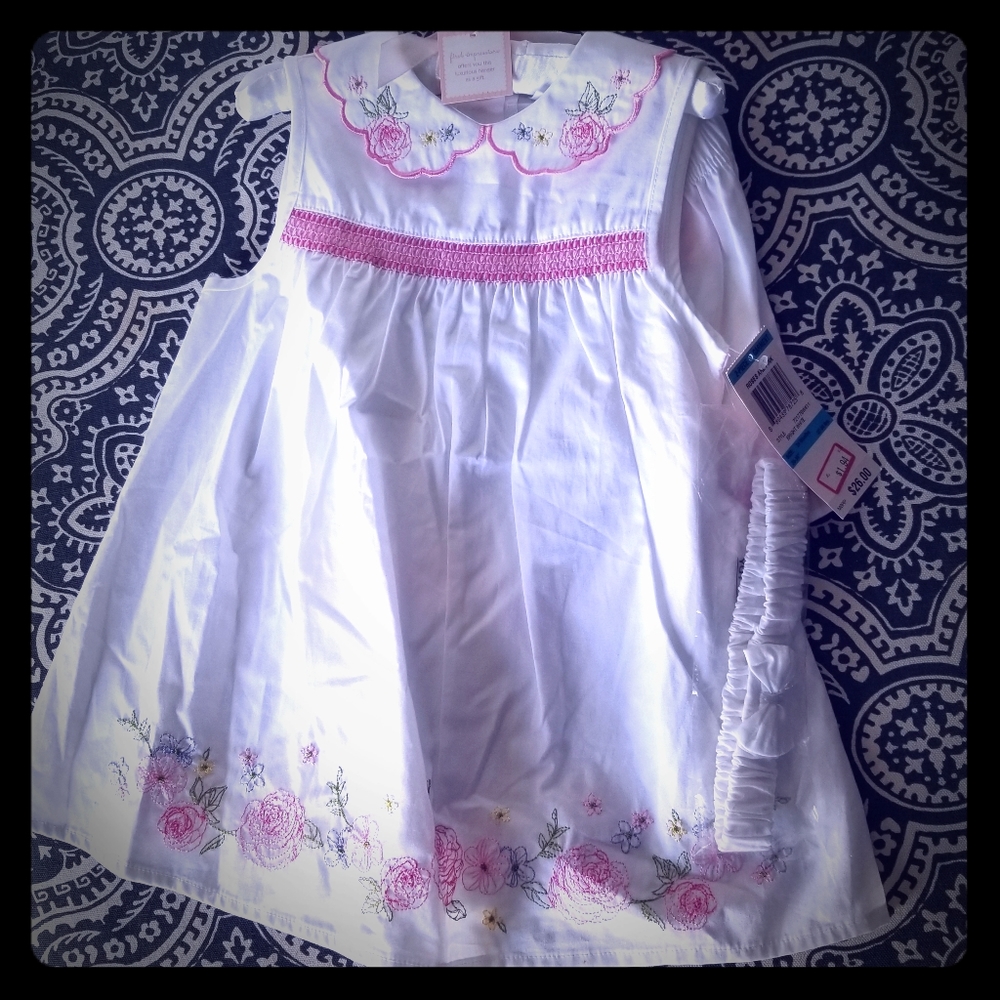 Beautiful 🆕️white and pink smocked dress with blo